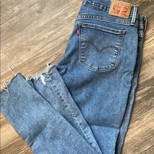 Women’s Levi stretch jeans